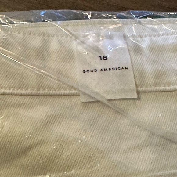 Good American Good '90s Ripped Raw Hem Denim Shorts White Plus Size 16 - Picture 5 of 5